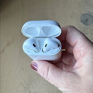 Apple White Wireless Earbuds with Charging Case